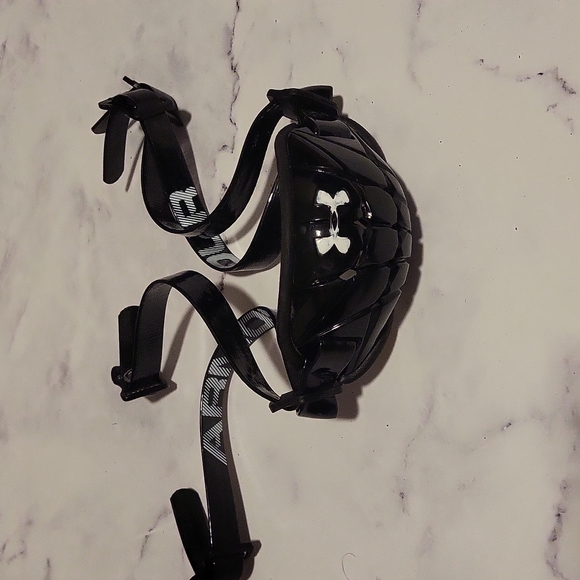 Under Armour Chin Strap - Picture 1 of 2